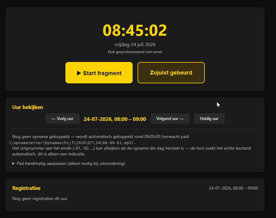 Startscherm met de serverklok, de knoppen Start fragment en Zojuist gebeurd, en de automatische koppeling van de uuropname.